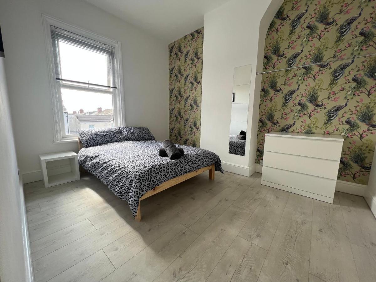 Safari Apartment, Free Parking, 10Min Walk To Blackpool Tower, Sleeps 12 Exterior photo
